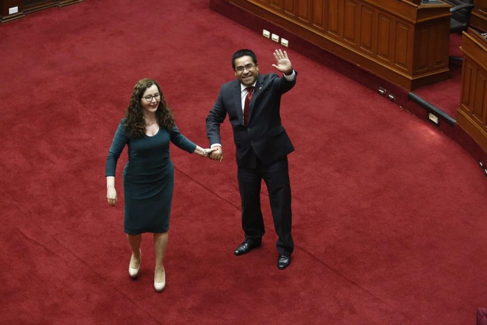 También es un mito que Martín Vizcarra haya creado la JNJ. El proyecto fue enviado al Congreso. El Pleno lo aprobó y luego fue ratificado en referéndum. 

Aquí Rosa Bartra y Alberto Oliva celebrando la aprobación del dictamen.