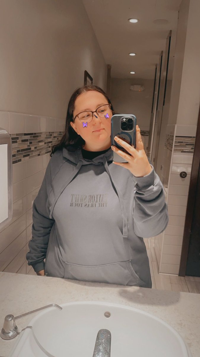 karlssaturn's tweet photo. :¨·.·¨: 
 `·.your fav swifties! 🤍
     ⤷#honktwtselfieday
         ⤷rts stream Cruelest Summer! https://t.co/MlRHz8fzjE