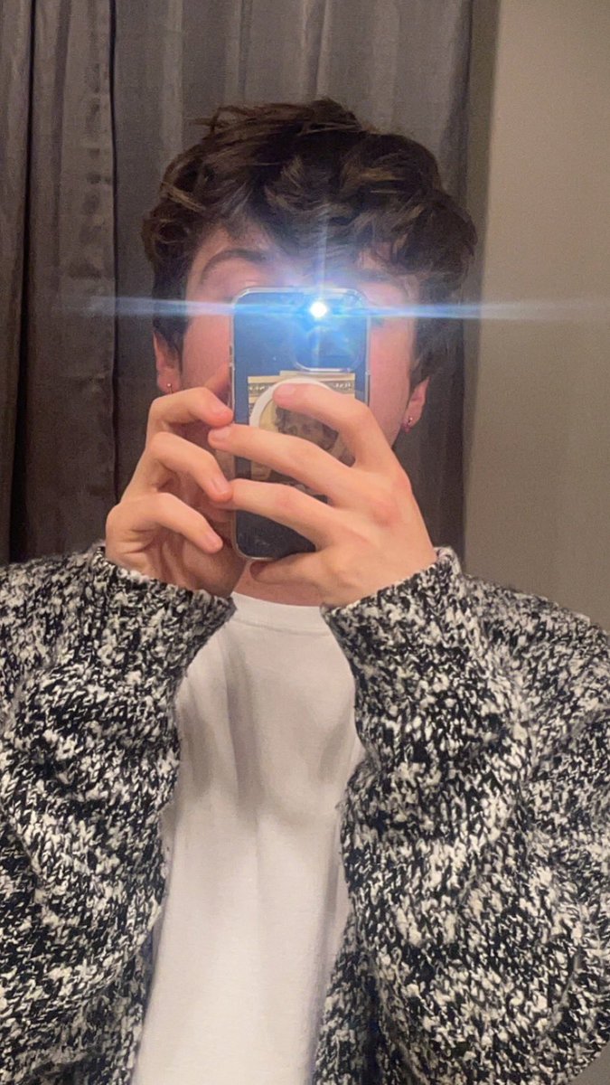 karlssaturn's tweet photo. :¨·.·¨: 
 `·.your fav swifties! 🤍
     ⤷#honktwtselfieday
         ⤷rts stream Cruelest Summer! https://t.co/MlRHz8fzjE