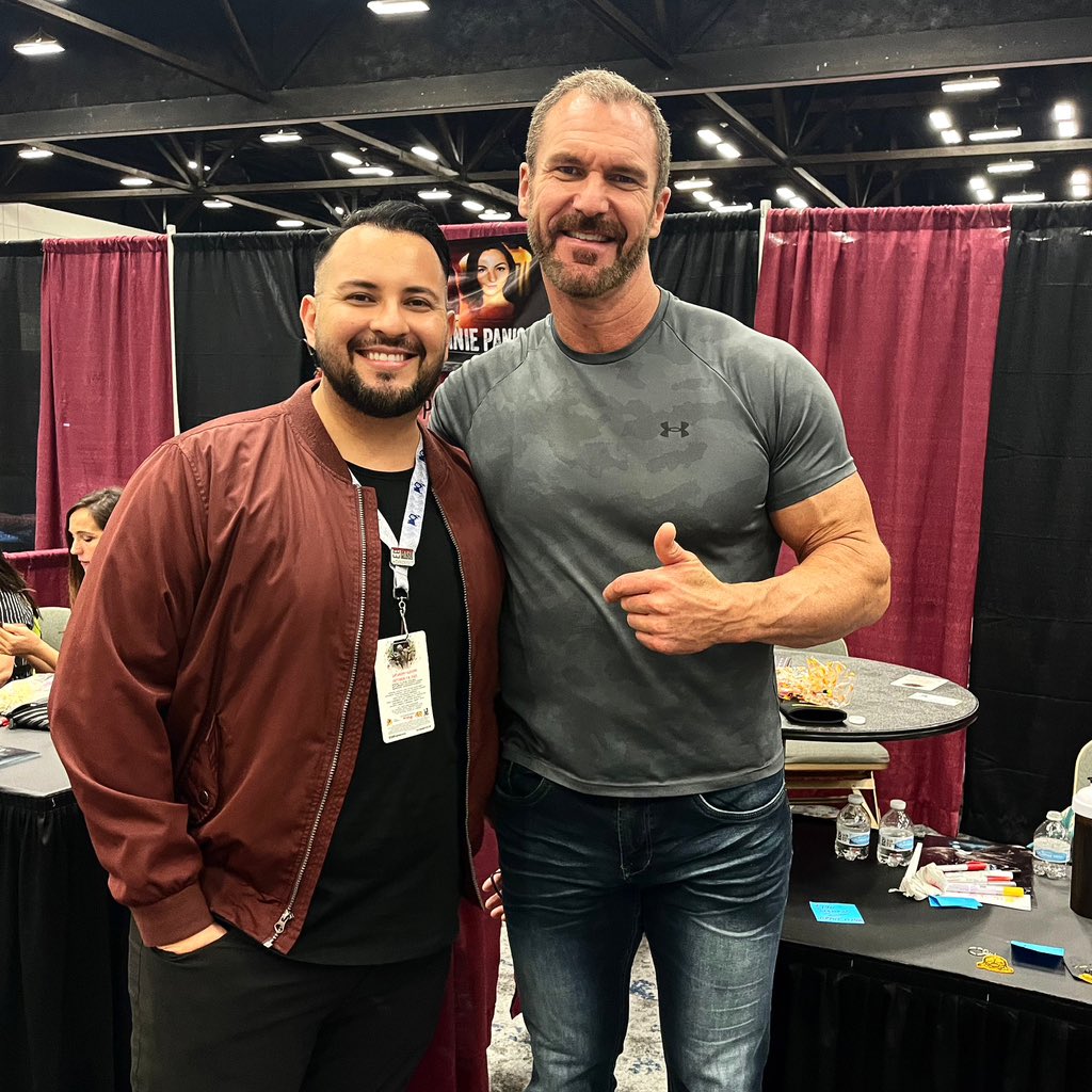 Definitely a pinch me moment . Matthew G Taylor it was an honor meeting you.

#residentevil #nemesis #RE #residentevilapocalypse