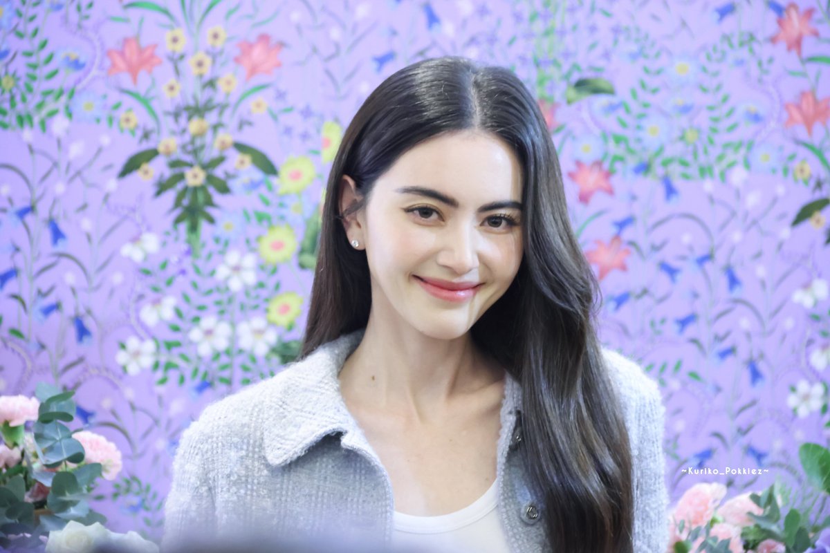 Pokkiez's tweet photo. ครั้งแรกที่ถ่ายรูปน้องใหม่ ดาวิกา สวย น่ารักมากกกกก สวยแบบออร่า สวยหวานสุบๆ สวยทุกมุม ยิ้มยิ่งสวยสุดๆ เลย งื้ออออยิ้มตามไม่หุบ  ✨️🪻🌸💐
GucciBeauty x Davika
#GucciBeautyxDavika
#Davikah @DavikaH https://t.co/LRTGBqQ6pR