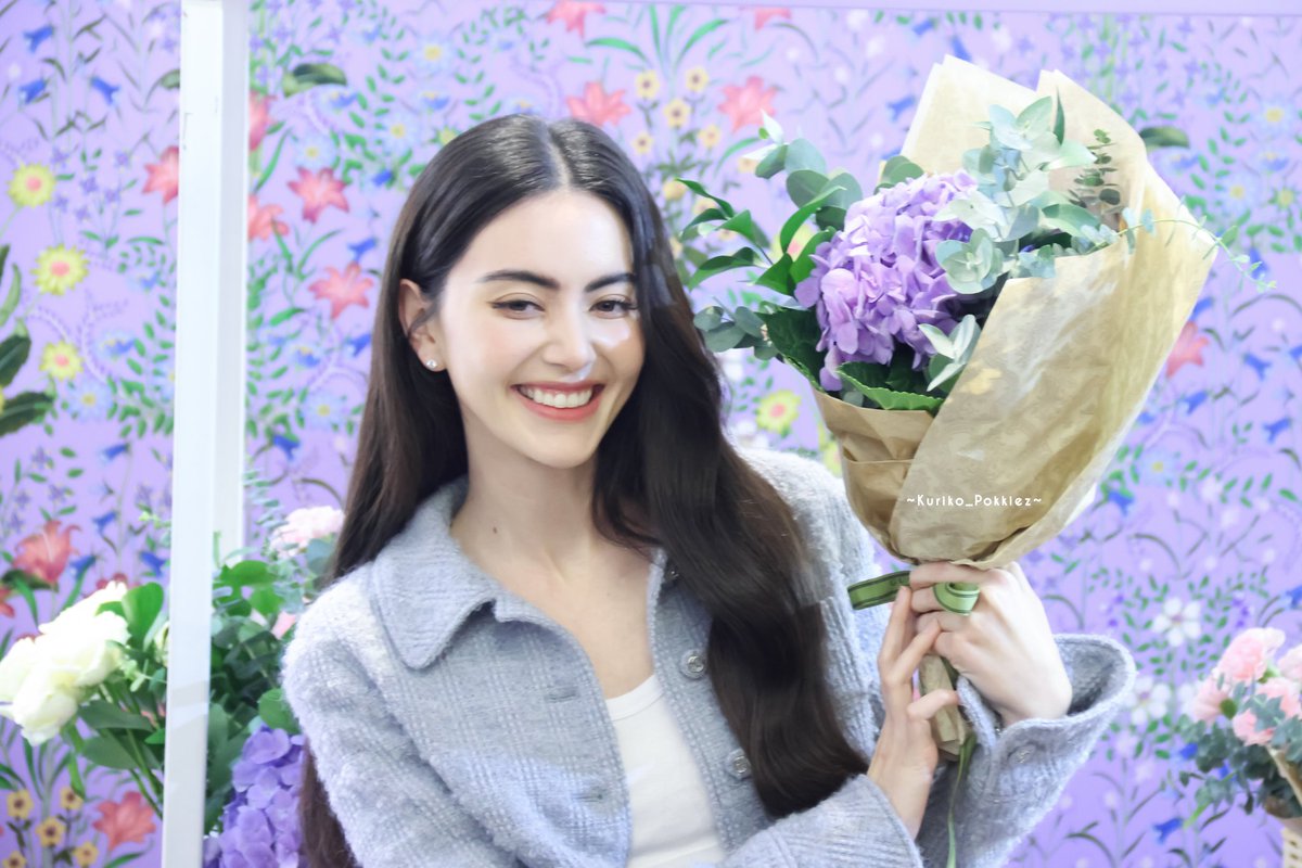 Pokkiez's tweet photo. ครั้งแรกที่ถ่ายรูปน้องใหม่ ดาวิกา สวย น่ารักมากกกกก สวยแบบออร่า สวยหวานสุบๆ สวยทุกมุม ยิ้มยิ่งสวยสุดๆ เลย งื้ออออยิ้มตามไม่หุบ  ✨️🪻🌸💐
GucciBeauty x Davika
#GucciBeautyxDavika
#Davikah @DavikaH https://t.co/LRTGBqQ6pR