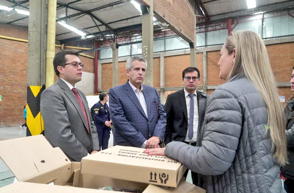 MinInterior's tweet photo. El ministro @velascoluisf y el Dir. Alejandro Ramírez junto con el Registrador Alexander Vega Rocha, hace un recorrido por el Centro Operacional de la @Registraduria, donde se almacena y organiza el material electoral para las #EleccionesTerritoriales2023.

#TuVotoEsPoder https://t.co/HYnM4Nzt1Q