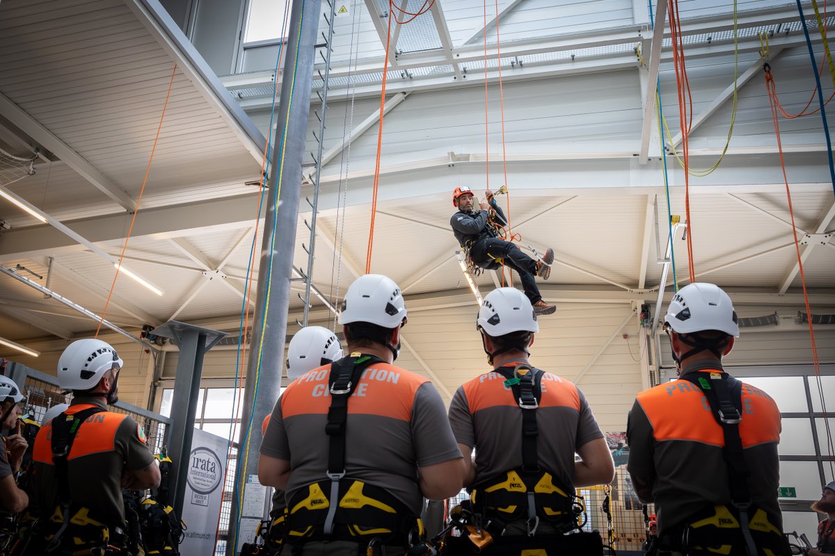 PCiVD's tweet photo. 🧗 Après une sélection rigoureuse cet été, la première volée de spécialistes cordistes de la #Protectioncivilevaudoise a suivi cette semaine une formation intensive afin de se familiariser avec les techniques d'accès et de travail sur corde.
📷 Dimitri Gusarov https://t.co/kBmeUqUiEw