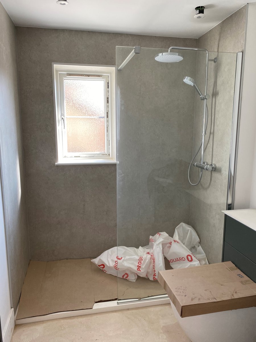 The kitchen and bathroom are being fitted in Plot 8 at Caistor St Edmund 🤩

#construction #ukhousing #norfolk