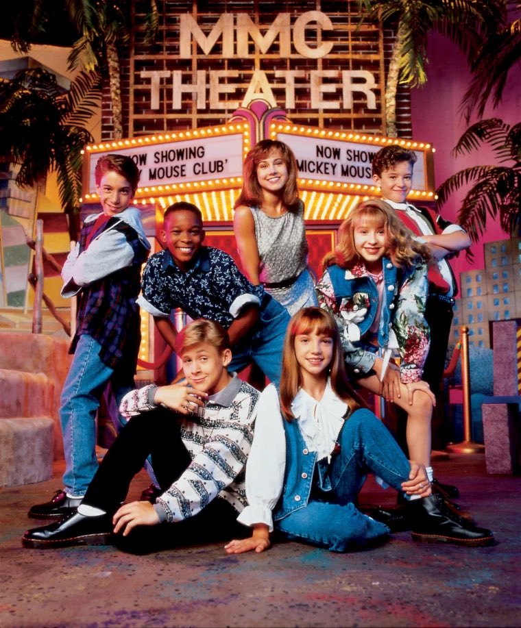 📍Britney y Justin Timberlake.

Porque para entender del chisme, hay que saber la historia. Así que vayamos a 1992 al club de Mickey Mouse, en donde Justin y Britney se conocieron. Podemos ver en esta imagen a Christina Aguilera, Ryan Gosling y Keri Russell. En una pijamada +