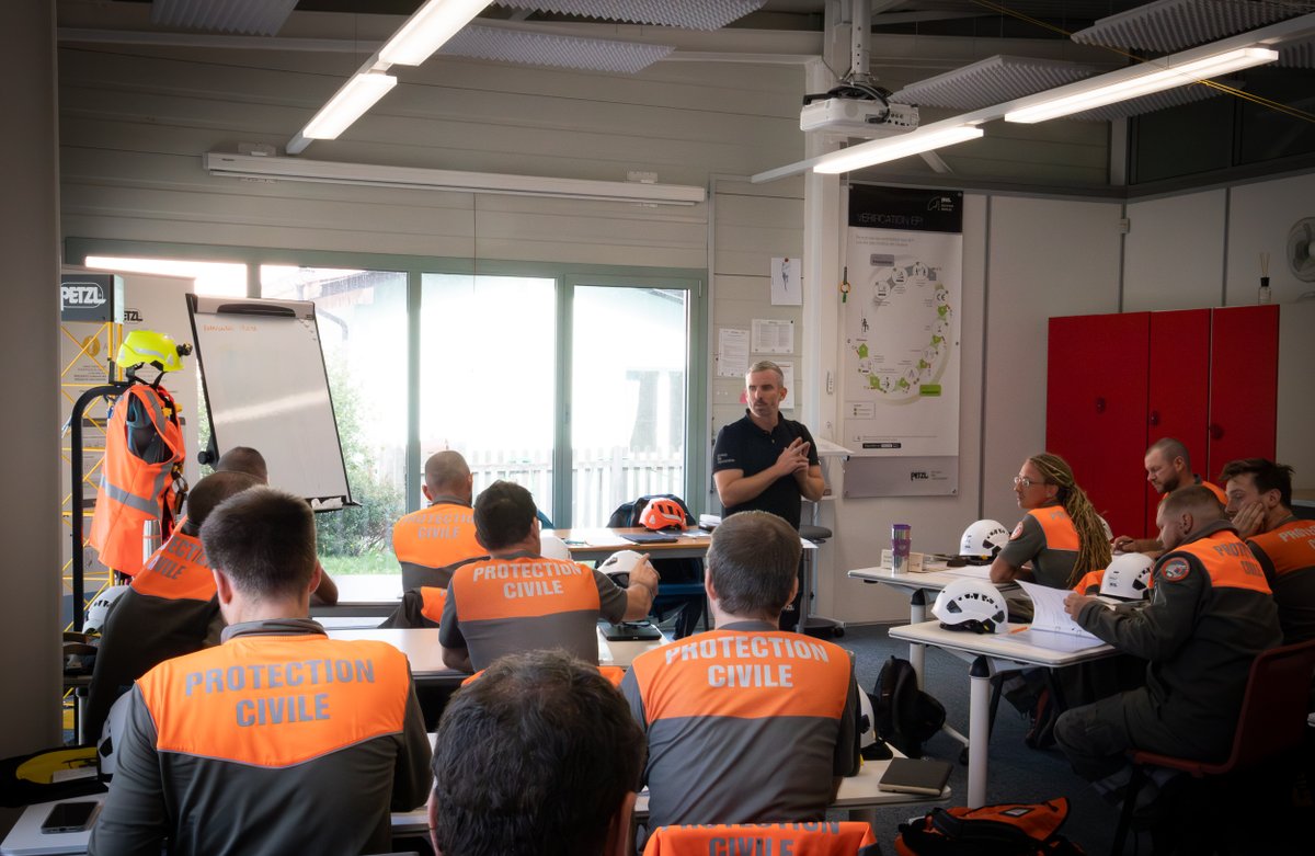 PCiVD's tweet photo. 🧗 Après une sélection rigoureuse cet été, la première volée de spécialistes cordistes de la #Protectioncivilevaudoise a suivi cette semaine une formation intensive afin de se familiariser avec les techniques d'accès et de travail sur corde.
📷 Dimitri Gusarov https://t.co/kBmeUqUiEw