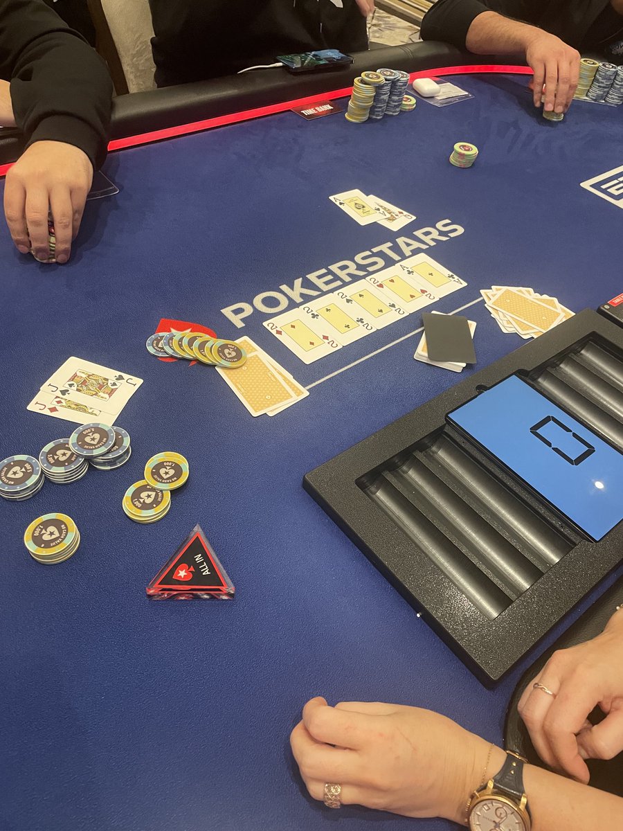 TOPDOLLARMAN's tweet image. Deep in the main at EPT Cyprus with JJ and this happens !