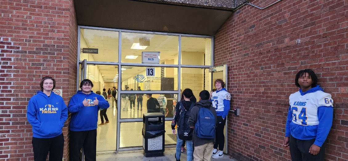 mstaal_kcsavid's tweet photo. Thank you @KarnsBeavers football and girl’s basketball for helping us welcome students to school this morning!  Always grateful when our feeders show up for our kids!!  @KarnsBeaversFB @NMS_Rangers https://t.co/0NF6nyuQXn