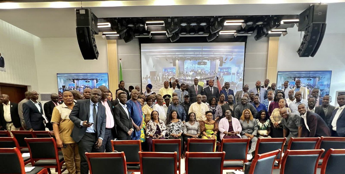 AmbroseJames12's tweet photo. Yesterday #NAOSL joined the leadership of Human Resource Management Office and Public Service Commission, as civil servants in the western area, validate the draft modified civil service code, regulations and rules. Key deliverable under the Medium Term National Development Plan. https://t.co/AEvqaO1L4Q