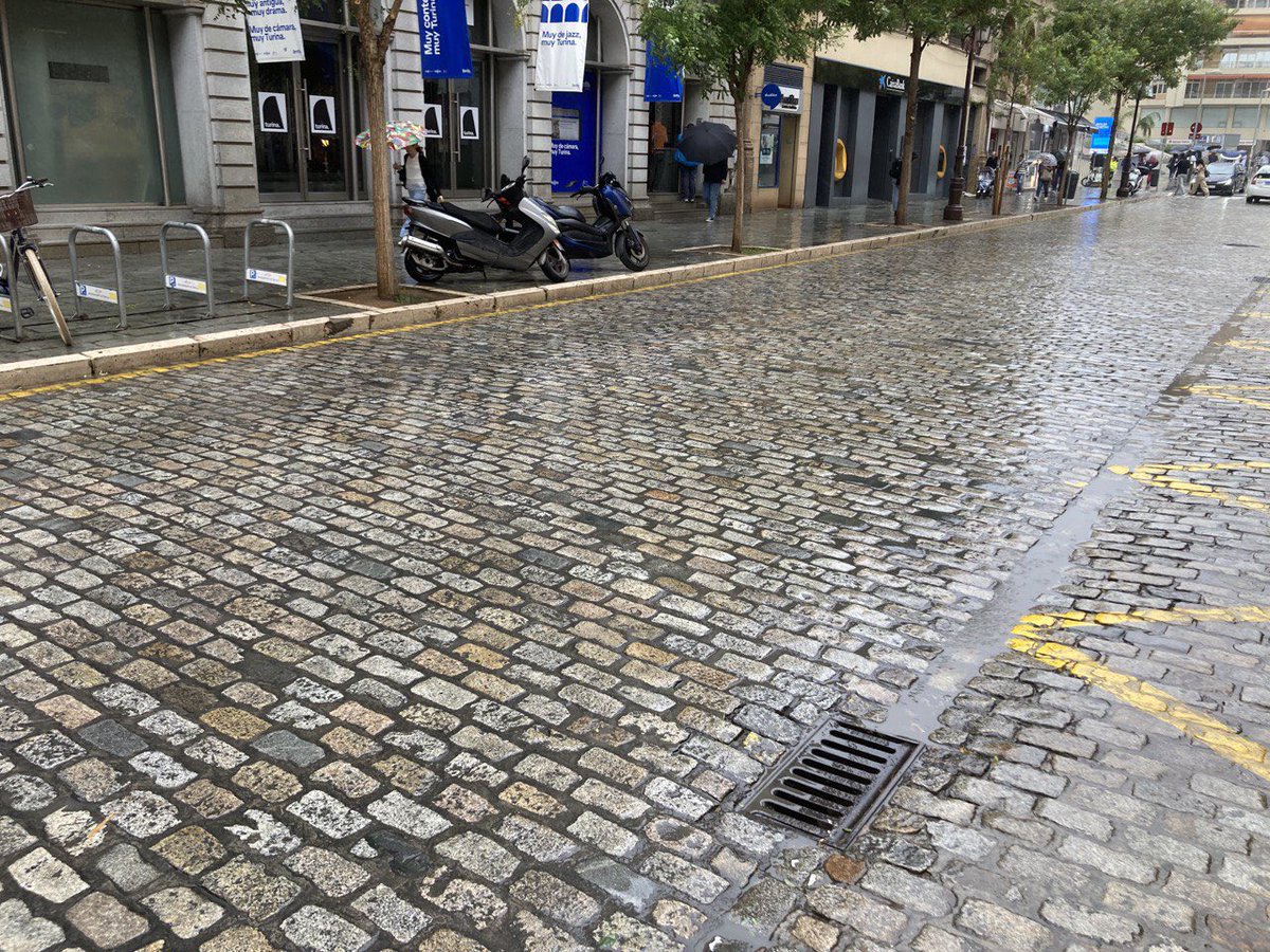 #PaisajeUrbano #Sevilla
Mañana de lluvia por calle Laraña y colores en el #pavimento.
El granito de Gerena siempre ha ganado al de Quintana de la Serena.