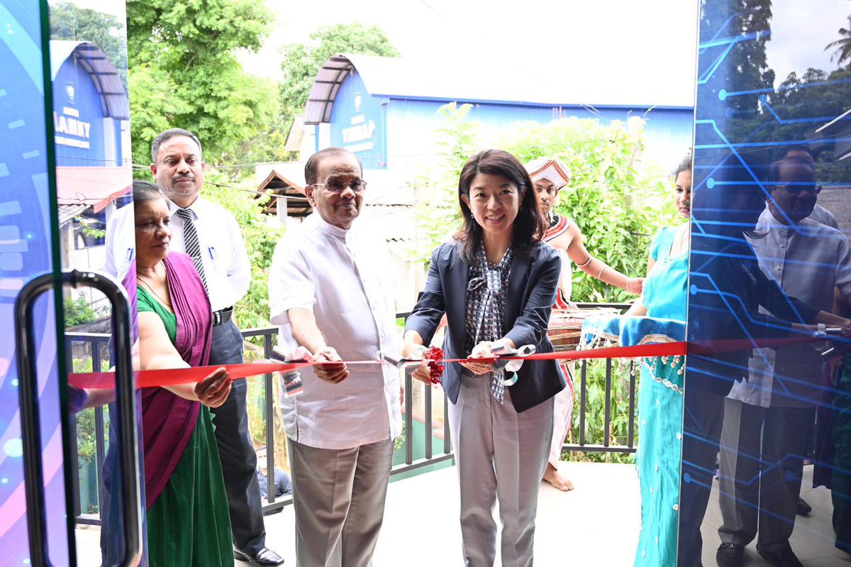 AzusaKubota's tweet photo. Following an excellent discussion with Hon Governor of Uva @AJMMuzammil, inaugurated the IT #innovation lab & #digital public day and participatory planning system. Efforts to bring pple closer to services thru better accountability & efficiency. #CDLG funded by @EU_in_Sri_Lanka https://t.co/2rKh6sXI1N
