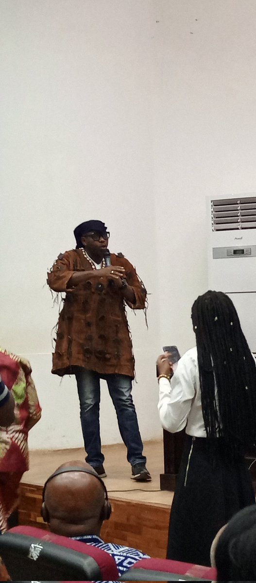 MameDiarra9's tweet photo. L'humour cocasse d'Adama Dahico, comédien, dogon et président du parti #Doromikan. Rions un peu! 🤣😂🤣. Il paraît que nous les journalistes africains nous ne sommes pas curieux 😂...
Ecoutez 👇👇👇#Filep #Ouaga https://t.co/0gtRdxFRTf