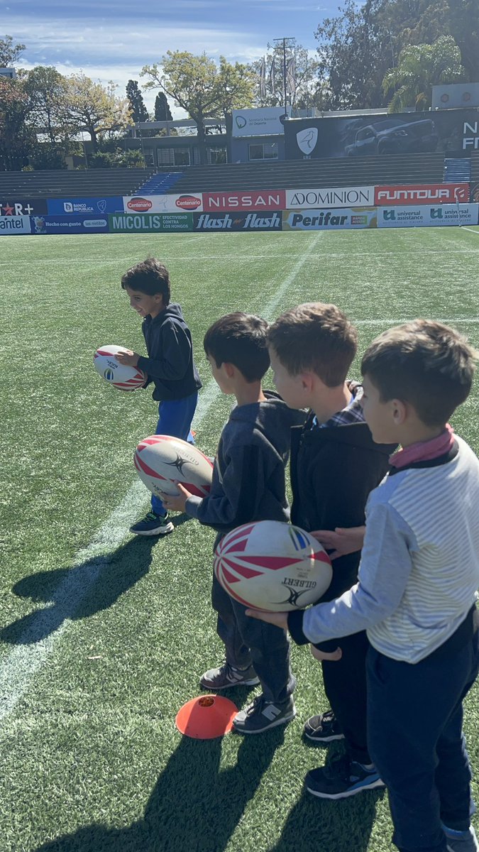 RugbyClubesURU's tweet photo. 👦🏻👧🏻 Alumnos de la Escuela Japón del Buceo nos visitaron para compartir juegos de rugby y conocer nuestras instalaciones.  

La escuela Japón es una de las que cuenta con clases de rugby semanales en ambos turnos con entrenadores y voluntarios de URU. 

#ComunidadURU🏉 https://t.co/BGytc4oiiz
