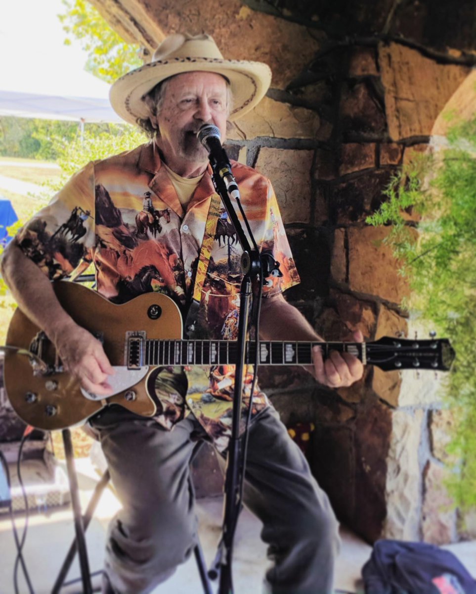 Letting the inner cowboy out. Boots, check. Hat, check. Gretsch electric guitar, check. Cowboy-Hawaiian shirt, check. Singing the No. 1 western song of all time: "Ghost Riders In The Sky", check. Is there any place I'd rather be? 🤠
youtu.be/sla2x22p1MQ?si…