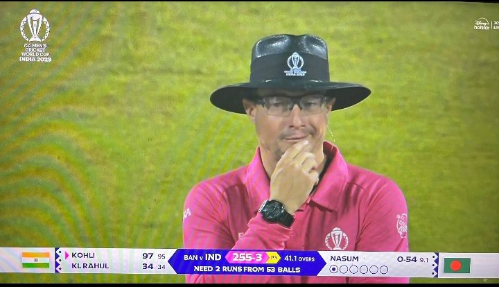 Aniket_lyf's tweet photo. Umpire is like "Kohli bhai ke agee koi bol sakta hey kya....
#ViratKohli #INDvBAN #WorldCup2023 https://t.co/01afOTKPyH