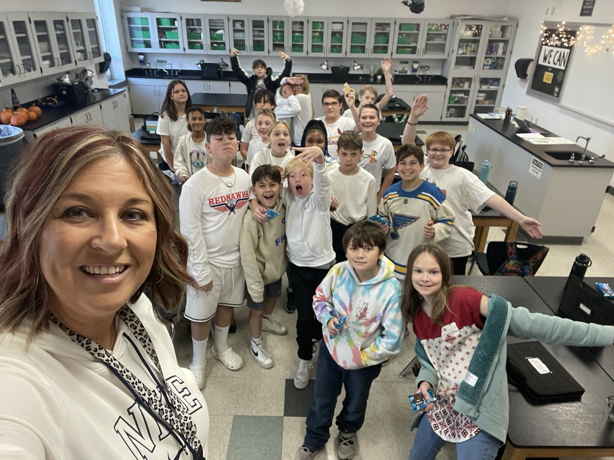 MannerClass's tweet image. Winner, winner! 👏🏻👏🏻👏🏻
First hour had 100% participation in our spirit day today - 6th graders wear white! @WSMSwolves #WeAreWentzville