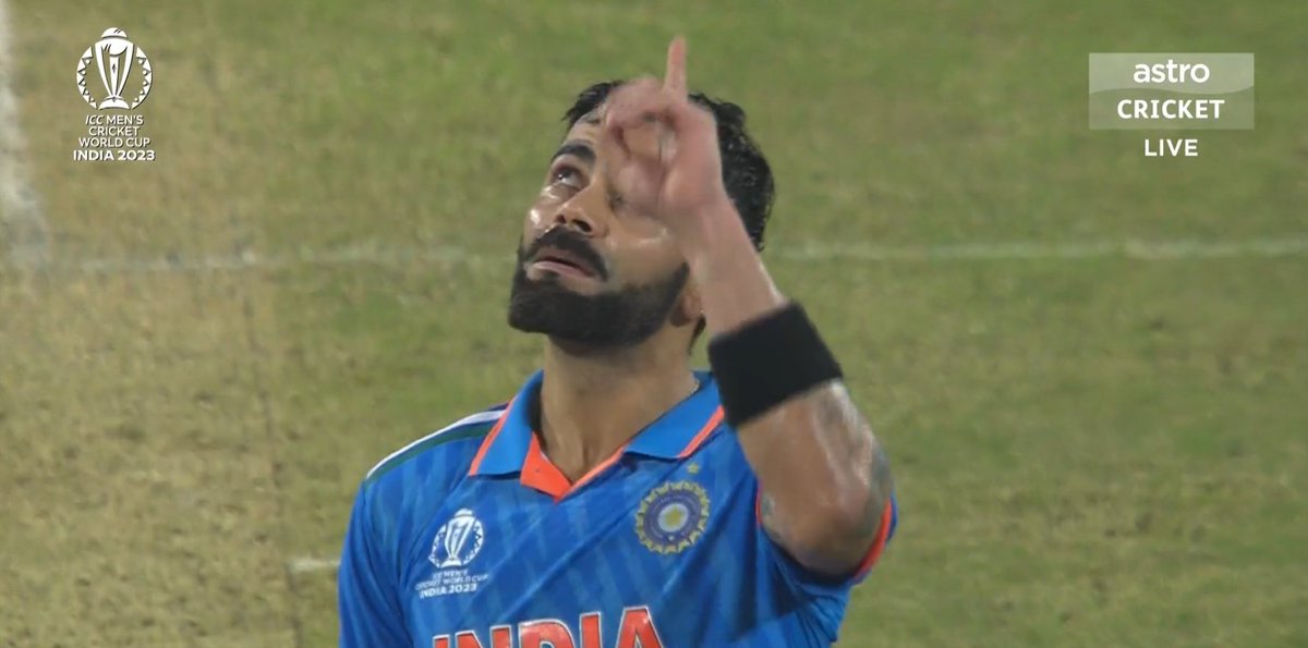 Socialscoopz's tweet photo. 1.4  Billon  People will Sleep Peacefully cause of  KL Rahul 
Dear Virat Kohli fans,
This is respect button for KL Rahul.
He is a team player, love you KL Rahul ❤️

#INDvsBAN #ViratKohli #KLRahul https://t.co/FOBxqg85ci