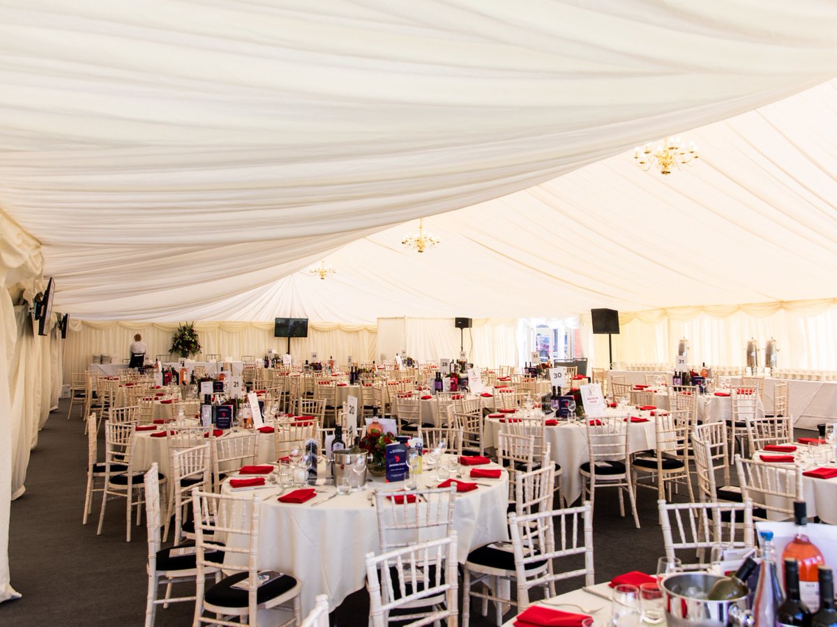 Private Dining🍽️ Are you looking for the best option to entertain your guests, family or friends? Experience a race day to remember with a bespoke hospitality package within our Chalets and Marquees, for groups of 20 to 500🥂 For more information👇 bit.ly/3cpYOSi
