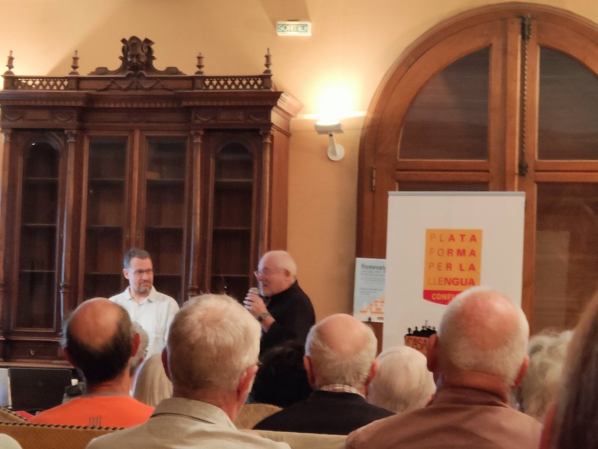 CasalConflent's tweet image. Ara mateix, a la conferència sobre Pau Casals i els #castellers.