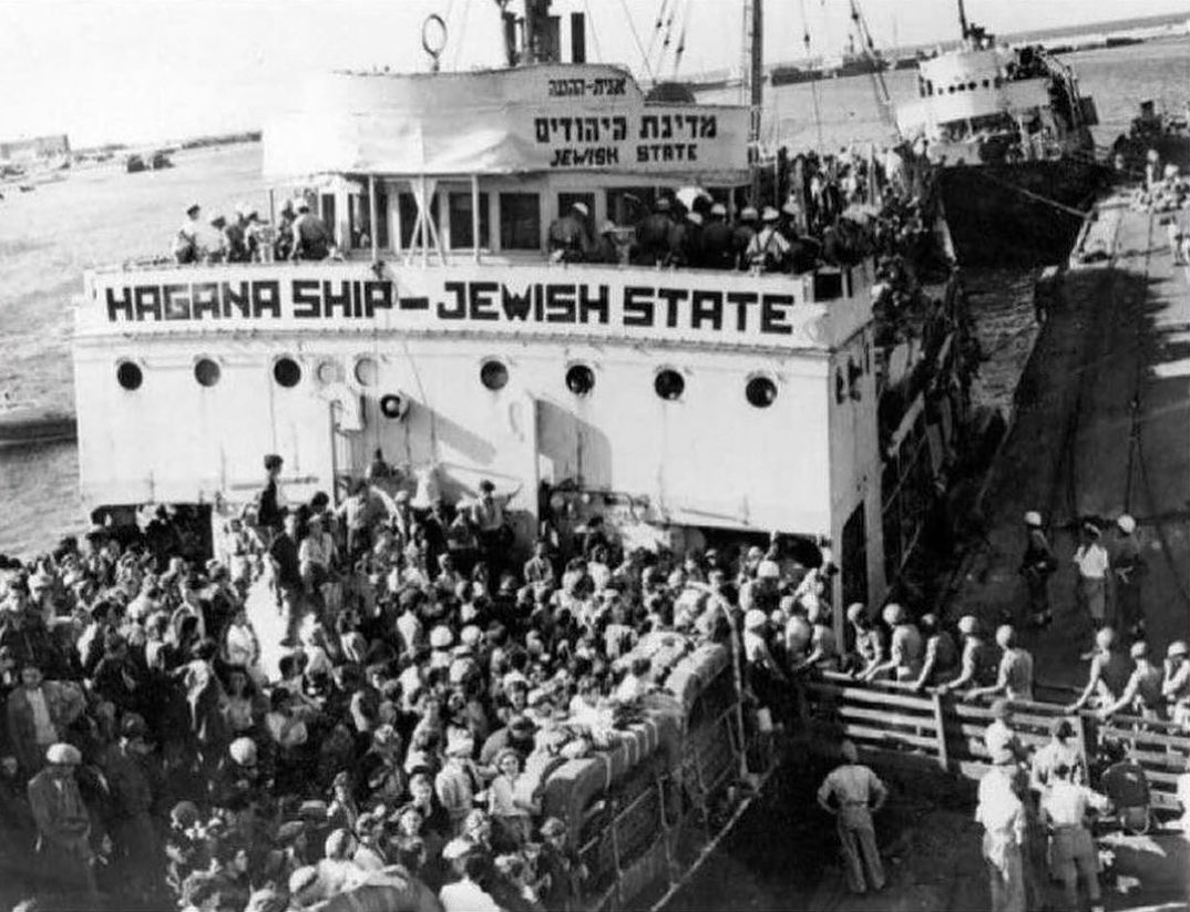 kwtil's tweet photo. Let’s go back with history..

In 1947, the Jews fled from Germany and some European countries by ship as refugees . they are looking for a land to settle in and their people are good and help them.

Upon their arrival in Palestine, the Palestinian people welcomed them with open arms and gave them the security they had lost in their country of origin.

It was written sentence on ships " The Germans destroyed our families and homes, don't you destroy our hope!"

And then in 1948, that is, only a year later, the Jews began to declare that Palestine is their state.
#Gaza 
#Palaestine 
#isreal