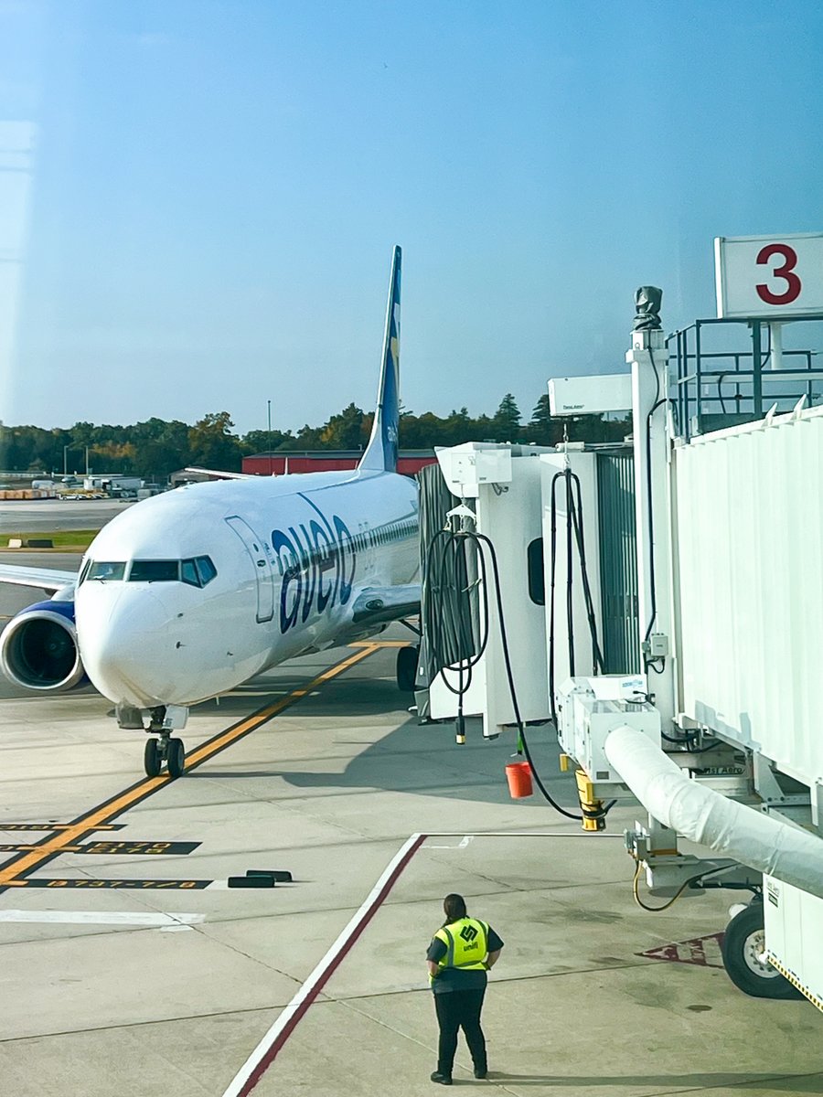 Today we celebrated 1️⃣0️⃣,0️⃣0️⃣0️⃣ passengers with <a href="/AveloAir/">Avelo Airlines</a> at MHT! 🥳💜 We’re also celebrating 4️⃣ months with Avelo this weekend. We are grateful to our community for their support of our newest airline! #FlyMHT