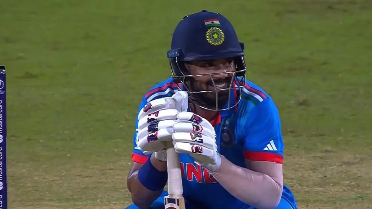 Socialscoopz's tweet photo. KL Rahul - The most Selfless man I have ever seen. 

if he wants he could score his fifty but he choose Virat 💯 and refuse to take singles. 

#INDvsBAN #KLRahul #ViratKohli #CWC23 #ViratKohli https://t.co/dBgAOfzPln