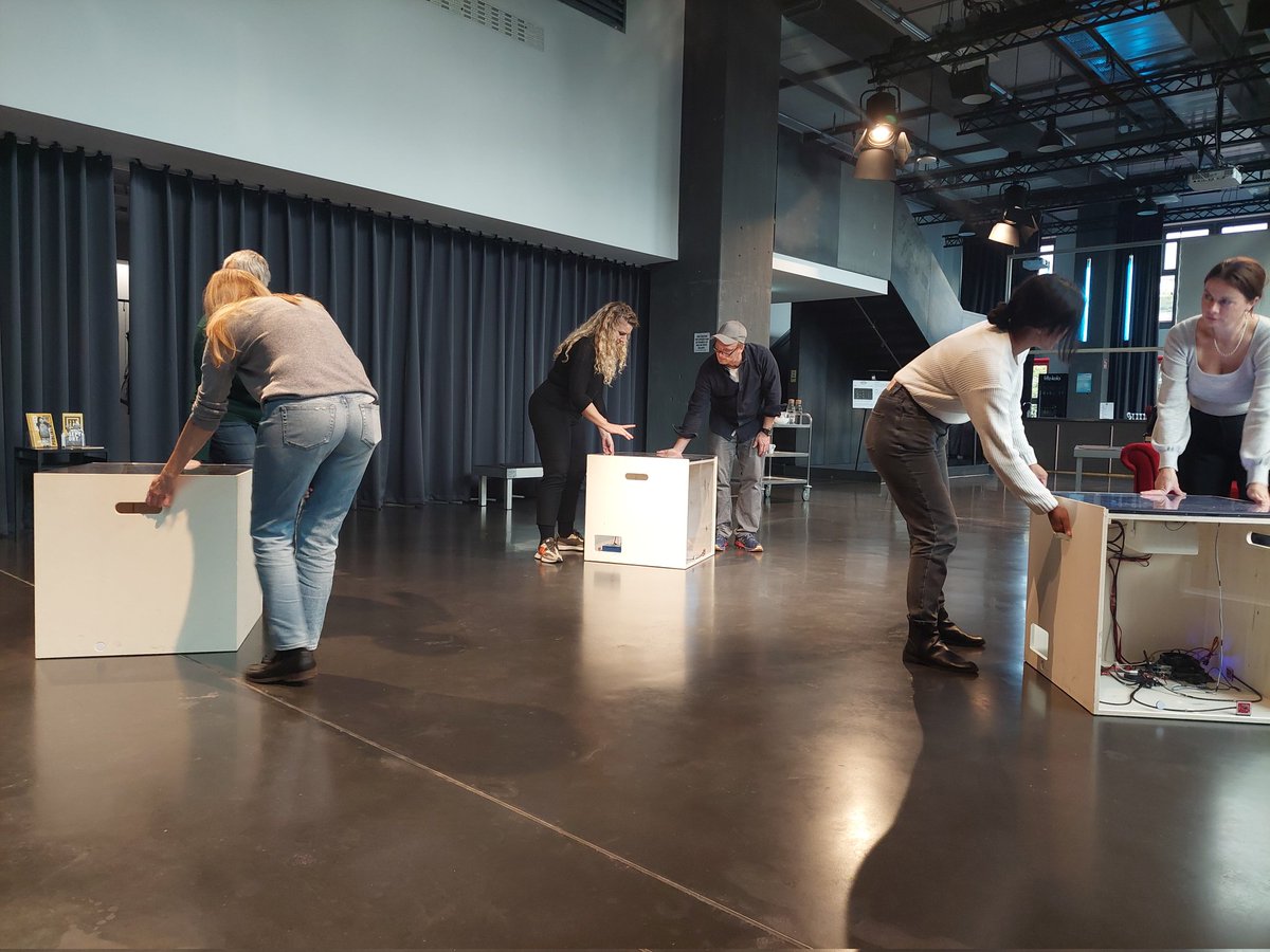 Heute erster Lehrer*innen Workshop mit unseren FFT Cubes im <a href="/FFTDuesseldorf/">FFT Düsseldorf</a>. 

#Spielen #KulturDigital