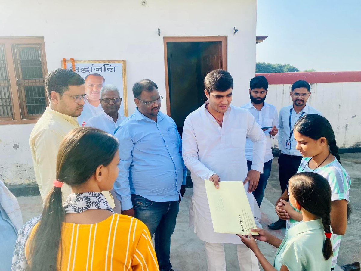 AwanishYadavAU's tweet photo. स्व.प्रेमचंद्र यादव जी के हत्या के बाद तहसील द्वारा उनकी छोटी बेटी अंशिका के जन्म दिन पर घर बेदख़ली का आदेश जारी कर दिया गया छोटी बहन अंशिका को रोते देखकर सबकी आँखें भर आई, हाईकोर्ट से स्टे कराकर आगे की क़ानूनी लड़ाई लड़ने और इंसाफ़ के लिए प्रयास जारी रहेगा !!
1/2 https://t.co/ArxQgpNsnw