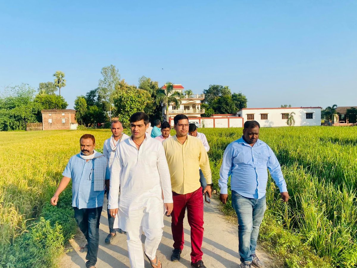 AwanishYadavAU's tweet photo. स्व.प्रेमचंद्र यादव जी के हत्या के बाद तहसील द्वारा उनकी छोटी बेटी अंशिका के जन्म दिन पर घर बेदख़ली का आदेश जारी कर दिया गया छोटी बहन अंशिका को रोते देखकर सबकी आँखें भर आई, हाईकोर्ट से स्टे कराकर आगे की क़ानूनी लड़ाई लड़ने और इंसाफ़ के लिए प्रयास जारी रहेगा !!
1/2 https://t.co/ArxQgpNsnw