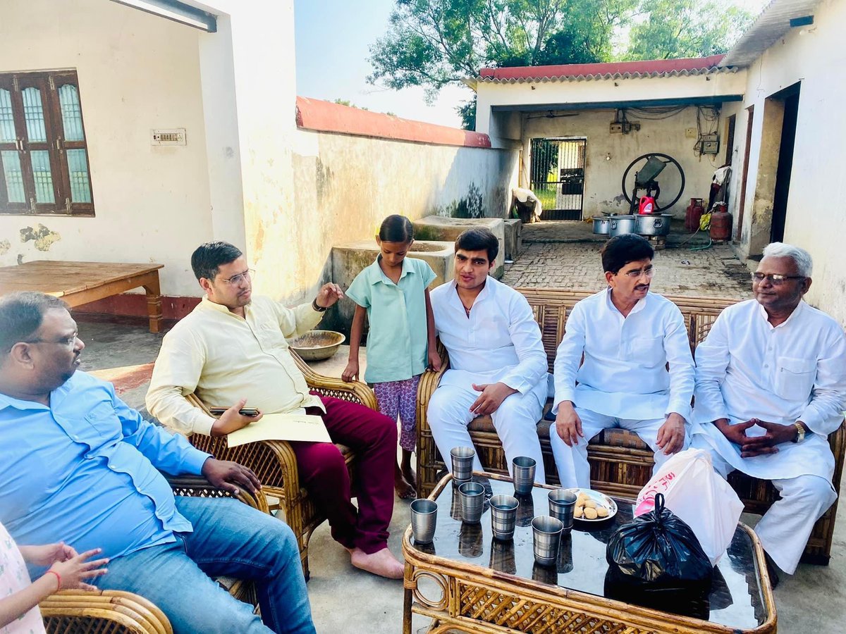 AwanishYadavAU's tweet photo. स्व.प्रेमचंद्र यादव जी के हत्या के बाद तहसील द्वारा उनकी छोटी बेटी अंशिका के जन्म दिन पर घर बेदख़ली का आदेश जारी कर दिया गया छोटी बहन अंशिका को रोते देखकर सबकी आँखें भर आई, हाईकोर्ट से स्टे कराकर आगे की क़ानूनी लड़ाई लड़ने और इंसाफ़ के लिए प्रयास जारी रहेगा !!
1/2 https://t.co/ArxQgpNsnw
