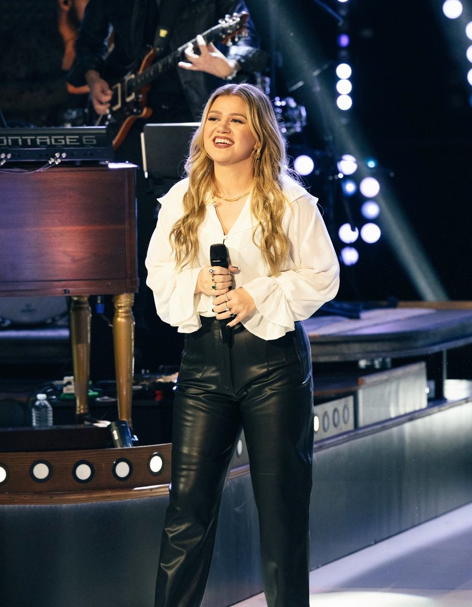 KellyStats's tweet photo. Billboard names Kelly Clarkson's "Since U Been Gone" as the 5th best pop song of all time. https://t.co/MNihDfZGwn