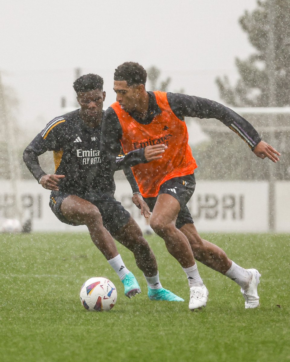 realmadrid's tweet photo. ☔☕  ¡Buenos días, #Madridistas! https://t.co/kbEEnaiZpe