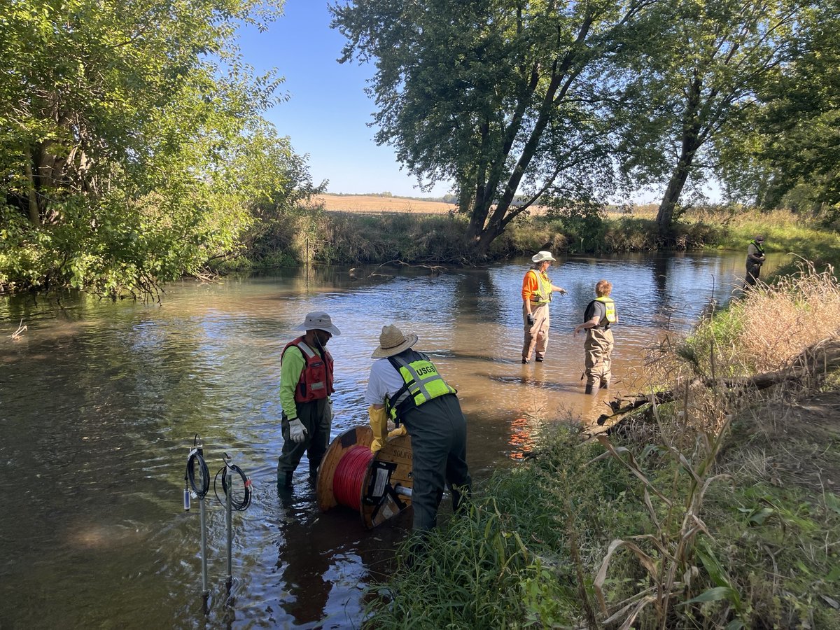 USGS_CMWSC's tweet photo. CMWSC staff were recently at Quiver Creek near Havana, IL to deploy a digital temperature string (DTS) along a 1/4-mile reach of the creek to help identify groundwater discharge to the stream. The work is part of the NGWOS project in the Illinois River Watershed. #USGS #NGWOS https://t.co/OHi9hQBLci