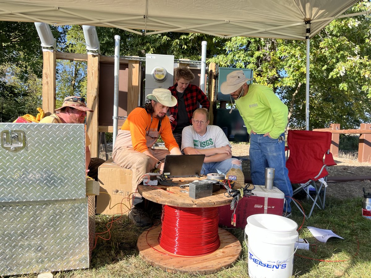 USGS_CMWSC's tweet photo. CMWSC staff were recently at Quiver Creek near Havana, IL to deploy a digital temperature string (DTS) along a 1/4-mile reach of the creek to help identify groundwater discharge to the stream. The work is part of the NGWOS project in the Illinois River Watershed. #USGS #NGWOS https://t.co/OHi9hQBLci