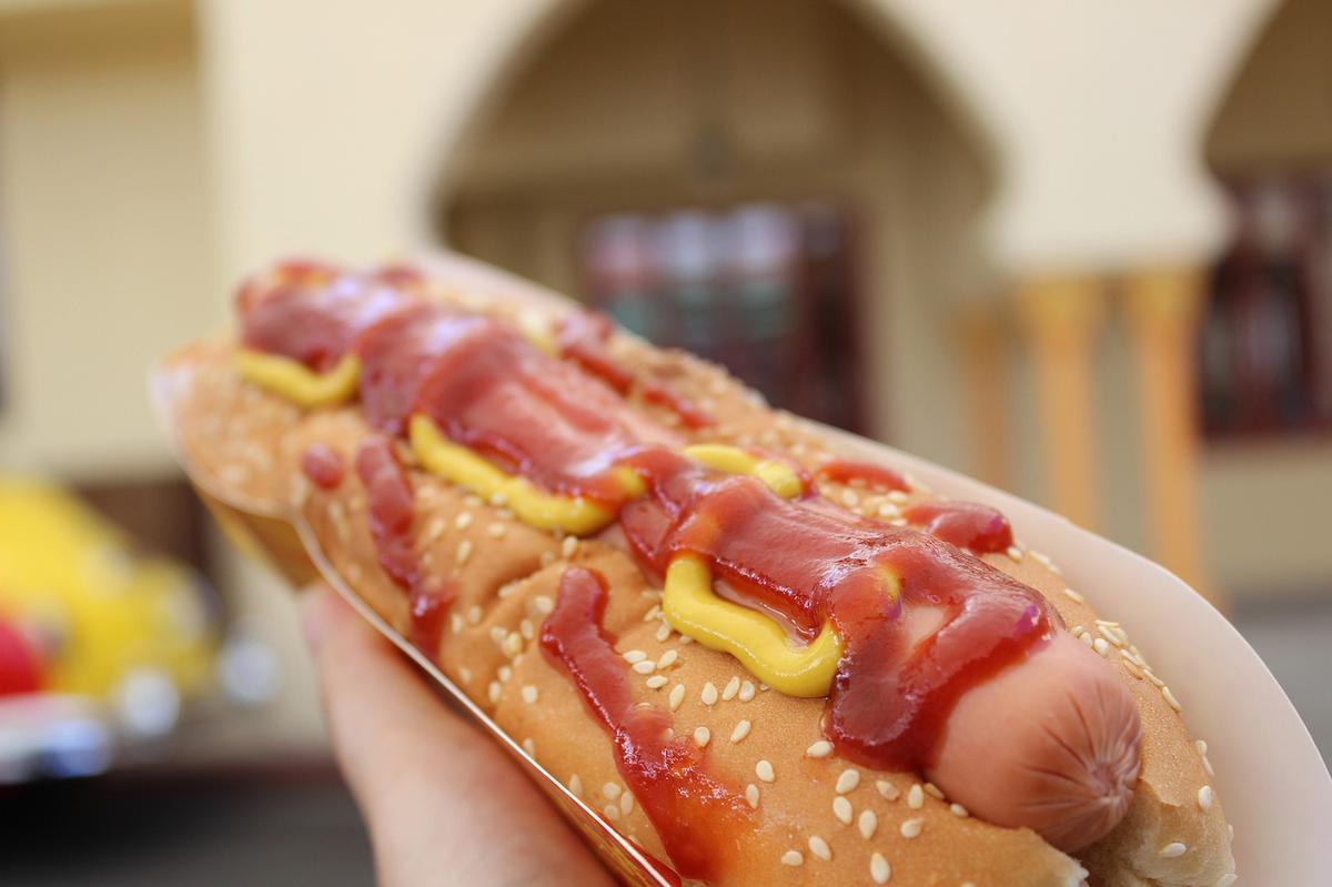 LaRepDpyrenees's tweet photo. Insolite à Pau : Combien de hot dogs êtes-vous capables d’avaler ?

https://t.co/bioWhLRtIS https://t.co/edpfMJHeoz