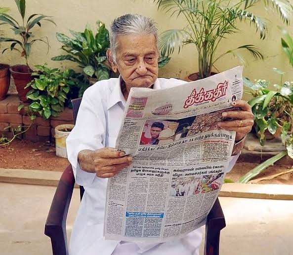 samseer_ahamed's tweet photo. விடுதலை போராட்ட வீரர் தோழர் என். சங்கரையா அவர்களுக்கு டாக்டர் பட்ட சான்றிதழில் கையெழுத்திட மறுத்துள்ளார் ஆளுநர் ஆர்.என்.ரவி

விடுதலை போராட்ட நாயகனுக்கு டாக்டர் பட்டம் தருவது விடுதலை போராட்டதில் மண்ணிப்பு கடிதம் எழுதிய சவர்கர் வகைறாக்களுக்கு எரிச்சல் உண்டாவது ஆச்சரியம் இல்லை https://t.co/of9BvCyQxG