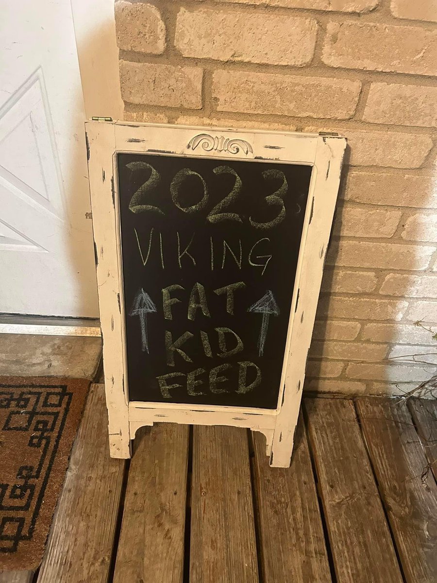 bsur972's tweet photo. Feeding that Bryan Viking OL…they had a good time…enjoyed having them over. https://t.co/bcIsacsX0K
