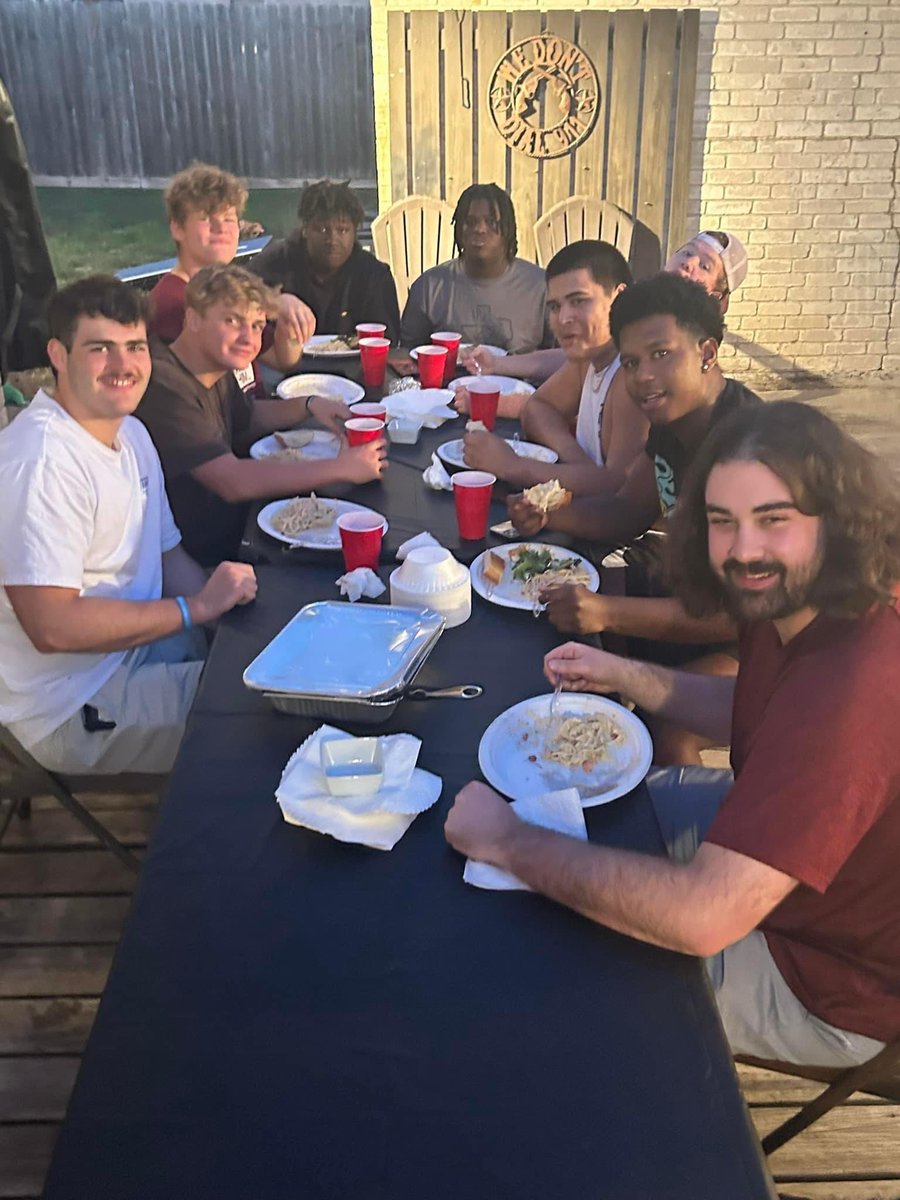 bsur972's tweet photo. Feeding that Bryan Viking OL…they had a good time…enjoyed having them over. https://t.co/bcIsacsX0K