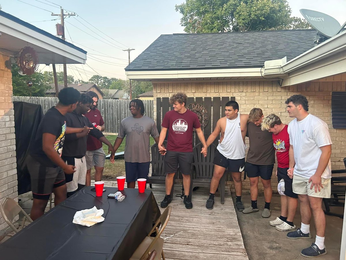 bsur972's tweet photo. Feeding that Bryan Viking OL…they had a good time…enjoyed having them over. https://t.co/bcIsacsX0K