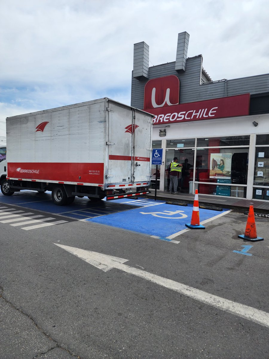 danielcampos_85's tweet photo. Lindo, @correoschile. Ocupando todos los estacionamientos para personas con discapacidad. La @Teleton es de todos los chilenos, menos de Correos!!! https://t.co/VYjphU5L6j