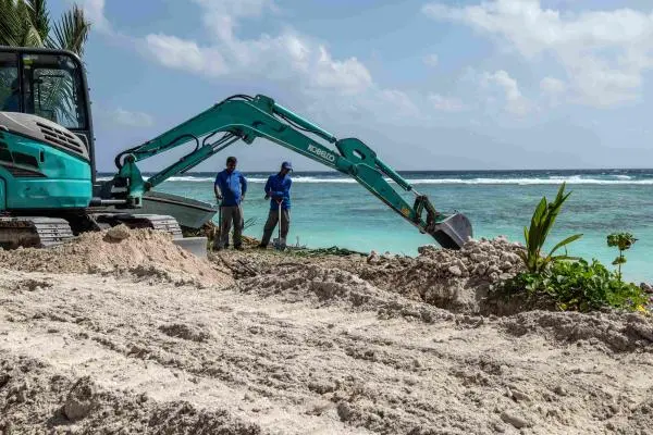 hrw's tweet photo. "While the international community needs to do more to help the #Maldives adapt to climate change, the Maldives doesn’t get a free pass to ignore its own environmental laws and international obligations." 

Read today's Daily Brief: https://t.co/0XFkZrIYf6 https://t.co/2Nl7M9Uowy
