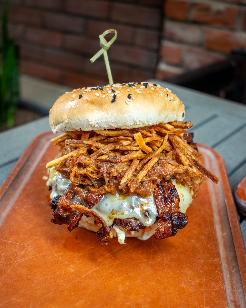 hambrgr's tweet photo. Get a boost of energy with our new #CHEFSMASH - "But First, Coffee"
Made with 7oz Patty, Coffee BBQ Glazed Bacon, Coffee Rubbed Pulled Pork, White Cheddar, Spiced Hickory Stick, Coffee Aioli & Slaw
Available at ALL Hambrgr locations until November 1st! ๐
#EatHambrgr https://t.co/8ptdkqT6k8