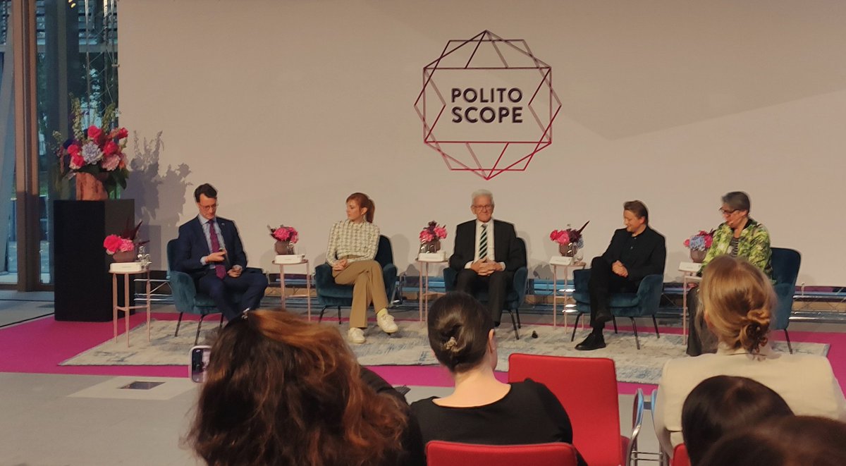 meikelo's tweet photo. Langer Tag mit ganz viel Input! Jetzt Finale mit @evaschulz @HendrikWuest und Winfried #Kretdchmann.

Was heute kein echtes Thema mehr war: #Mastodon. Auch eine Erkenntnis, for now.

#politoscope
#politoscopeBC
@PolitoscopeBC https://t.co/DMOxGzKy8O