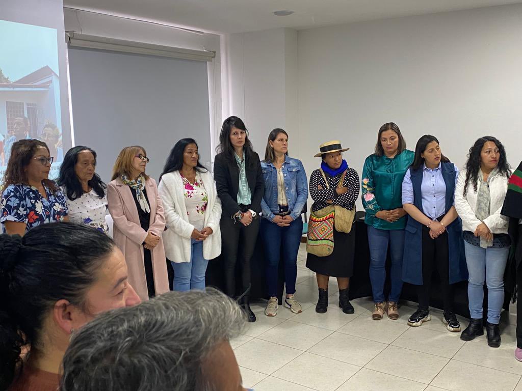 URestitucion's tweet photo. #AEstaHora, 30 Mujeres del departamento de #Cundinamarca se reúnen en Bogotá para conmemorar el #DíaDeLaMujerRural. Un espacio que reconoce su resiliencia y fortaleza para promover la equidad de género y la igualdad de acceso a sus derechos, dentro de ellos, la tierra 👩‍🌾 https://t.co/HTgyDnbyNI