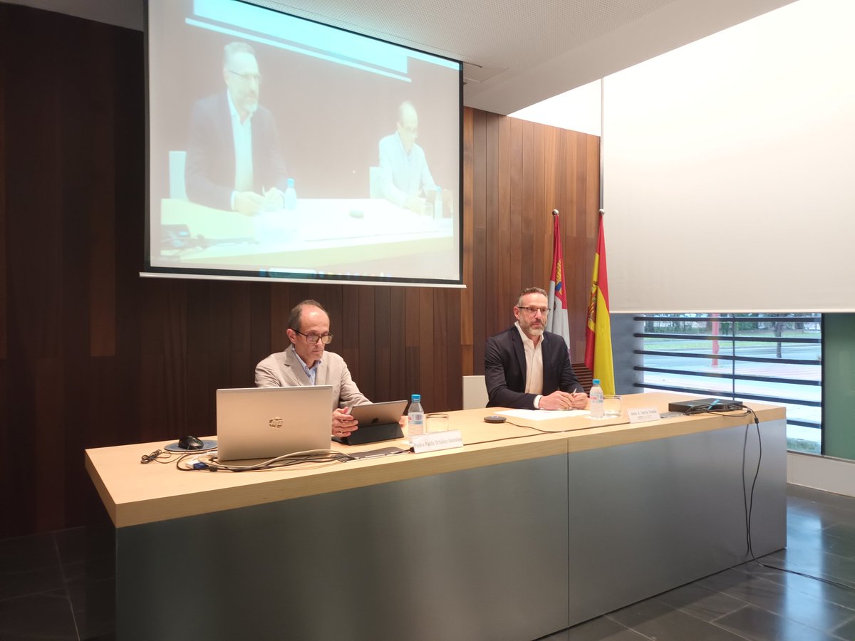 caminos_cyl's tweet photo. [#actividadesculturales] El Vicedecano presenta a Pedro Pablo Ortúñez Goicolea, profesor de la Universidad de Valladolid y ponente de la conferencia de hoy: “Un recorrido por 175 años de ferrocarril en España” https://t.co/5BTvH3uSbl