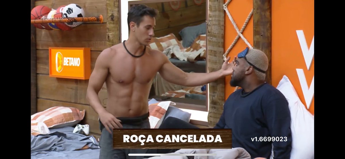 cairojardim's tweet photo. Henrique diz que Rachel estava encostada na parede e a Jenny foi pra cima dela #AFazenda https://t.co/VzlCzRkSel