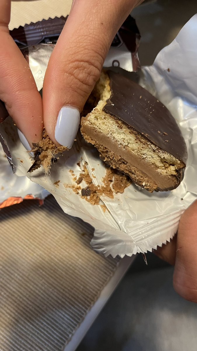 cecaned's tweet photo. @rapanui_choco   El sábado compramos alfajores y comiendo apareció una pelusa en uno.   Somos asiduos compradores del local al reclamar nos ofrecen 2 alfajores q tendremos q buscar x sucursal. Vergüenza https://t.co/pUUek3wEa1