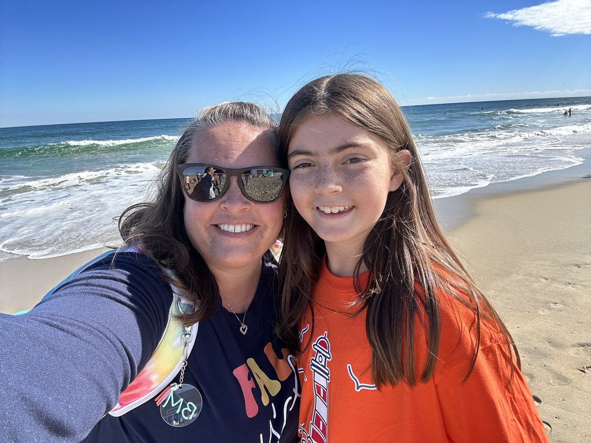 I put on the “Mommy” hat today and headed to OBX with her 6th grade team on their field trip. So fun🎣 🌊 ✈️