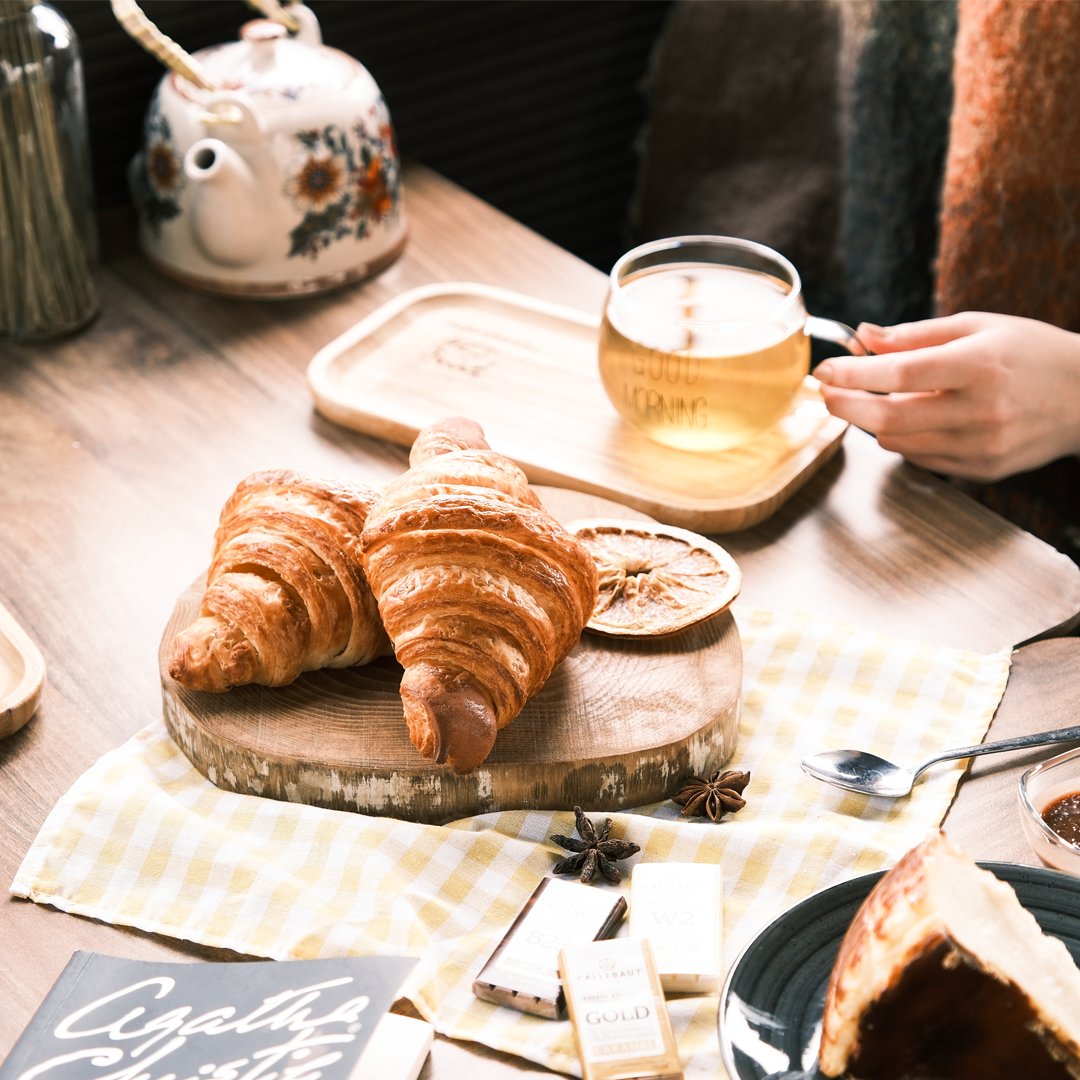 İçinizi ısıtacak bir bardak çay ve yanına kruvasan harika gidecek. Biz bu açıya bayıldık. Ya siz? 🙌🏻